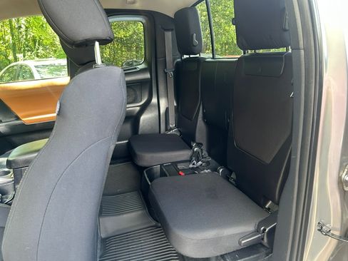 Used 2017 Toyota Tacoma 2WD Access Cab image 19