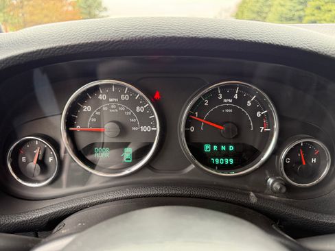 Used 2012 Jeep Wrangler Unlimited Rubicon image 16