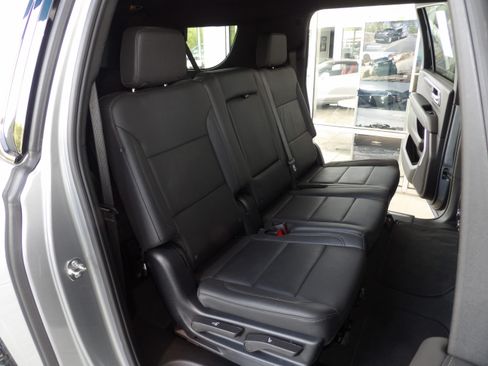 Used 2025 Chevrolet Suburban Z71 image 24