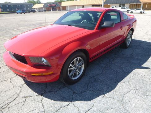 Used 2005 Ford Mustang Coupe RWD image 2