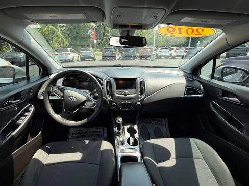 Used 2019 Chevrolet Cruze LT FWD image 11
