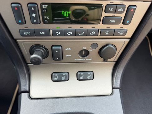 Used 2004 Ford Thunderbird image 12