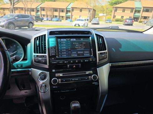 Used 2013 Toyota Land Cruiser image 5