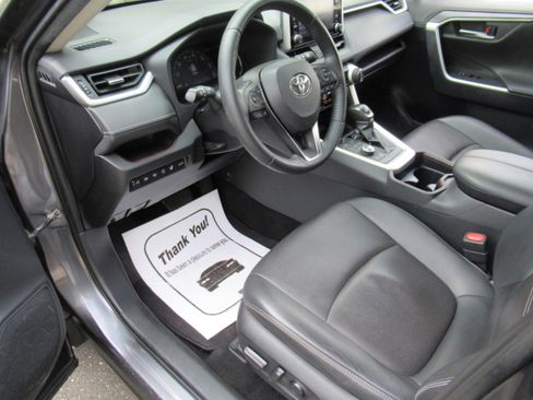 Used 2019 Toyota RAV4 Limited image 9
