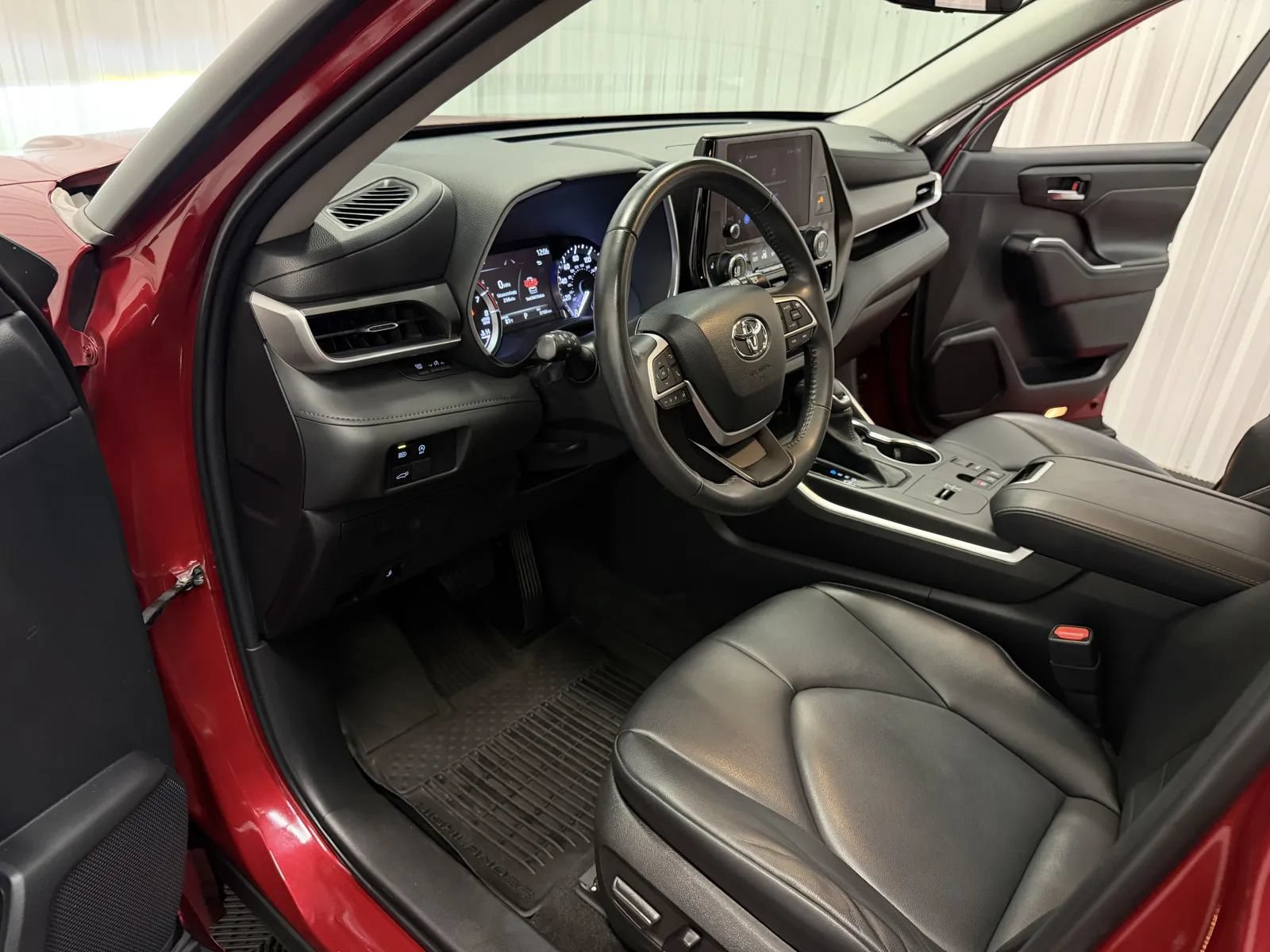 Used 2023 Toyota Highlander XLE FWD image 40