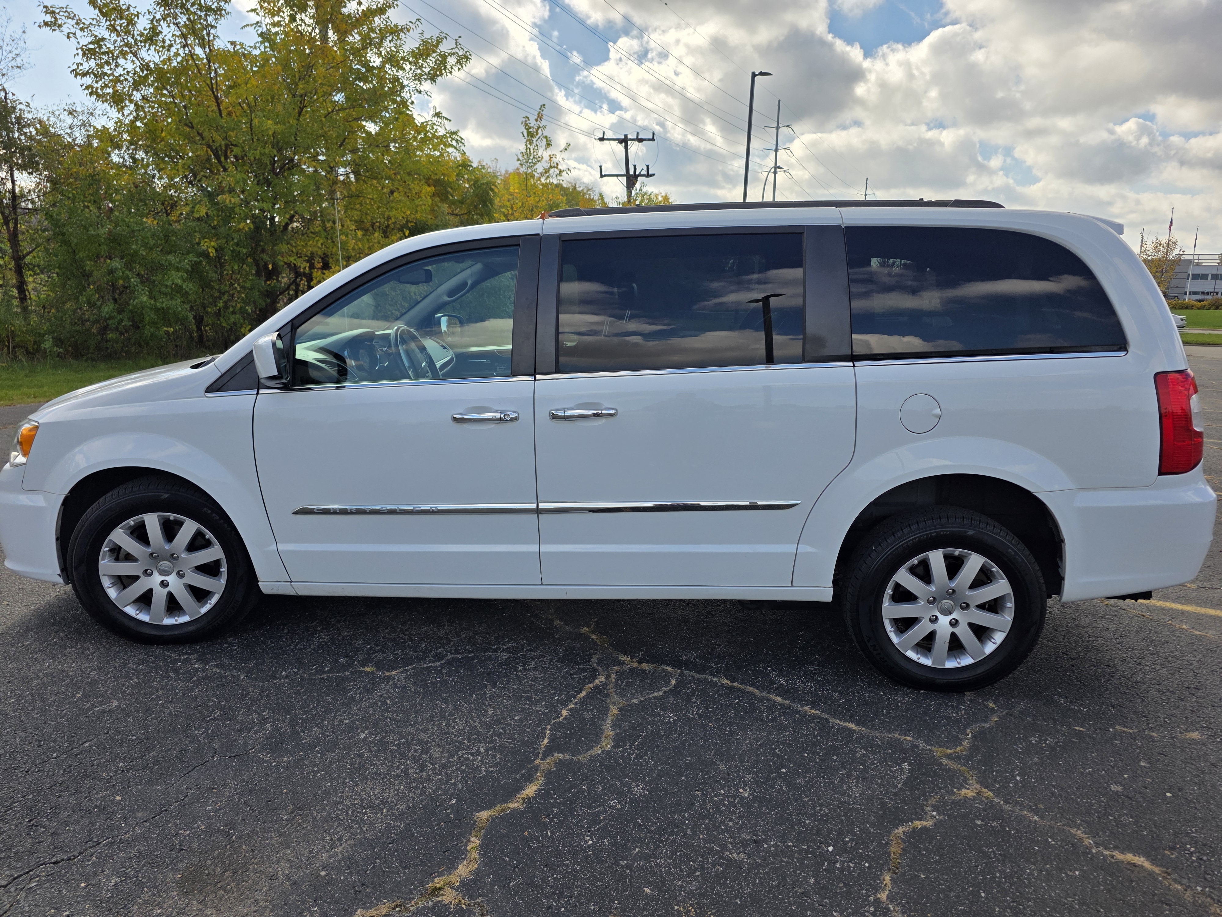 Used 2016 Chrysler Town & Country Touring FWD image 10
