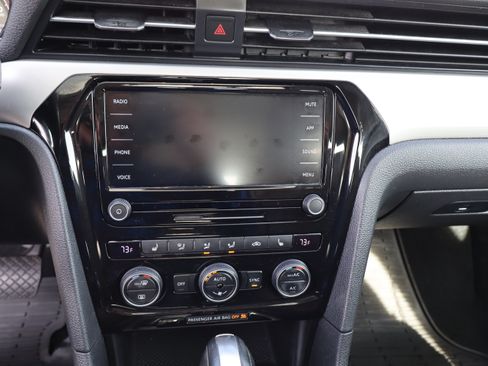 Used 2020 Volkswagen Passat 2.0T SE image 22