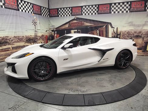 Used 2023 Chevrolet Corvette Z06 image 2