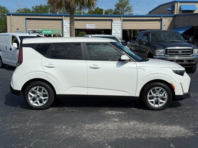 Used 2023 Kia Soul LX FWD image 5