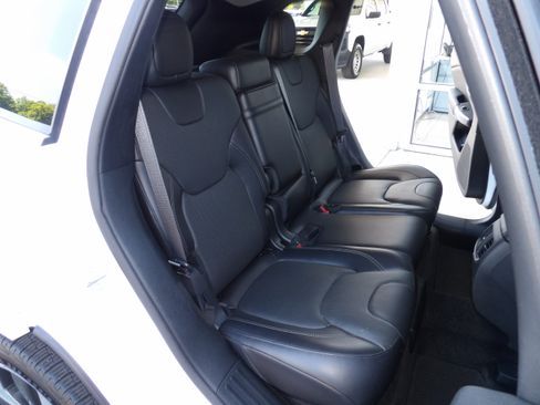Used 2019 Jeep Cherokee 4WD Overland image 25