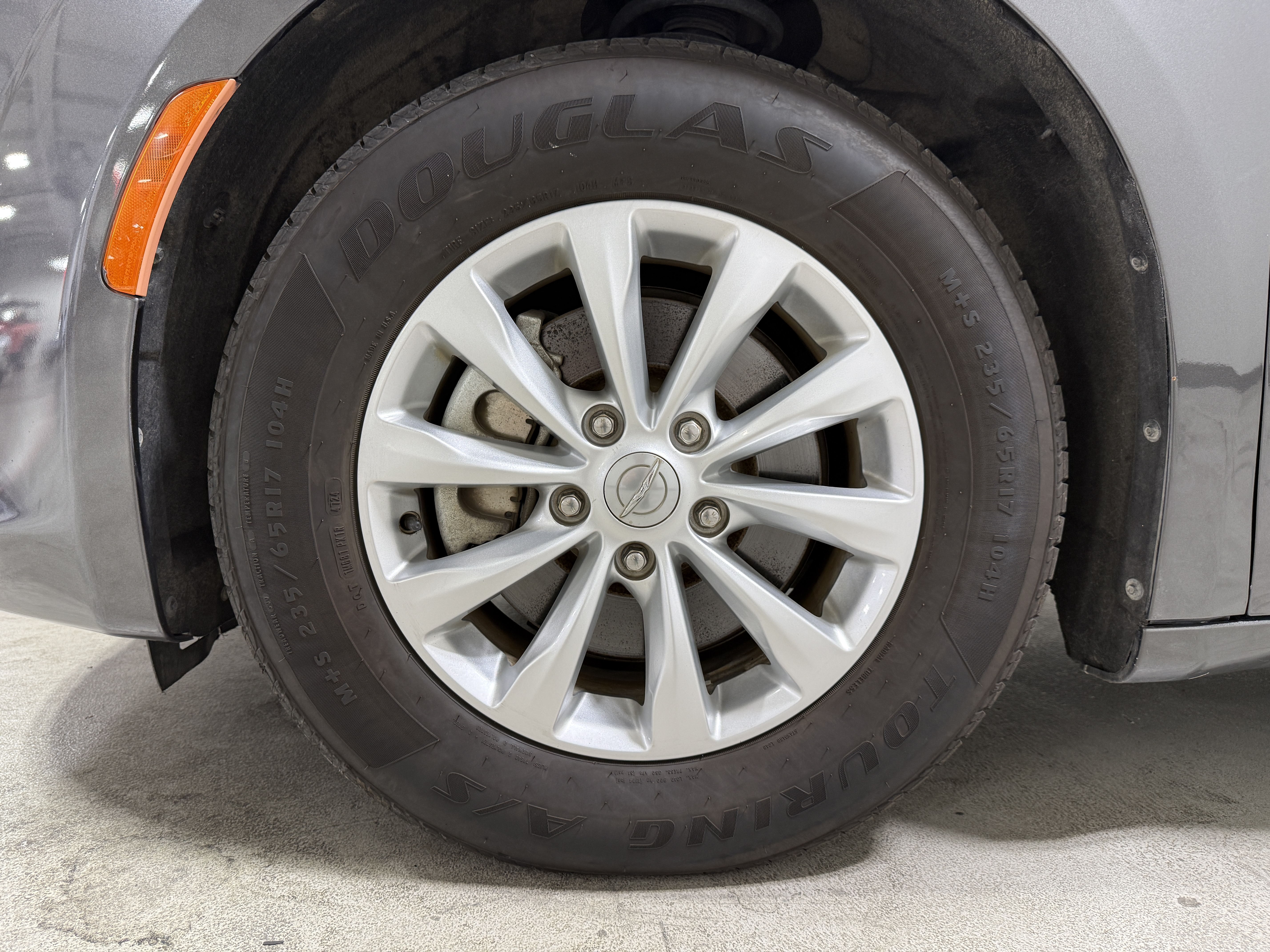Used 2018 Chrysler Pacifica Touring-L FWD image 13