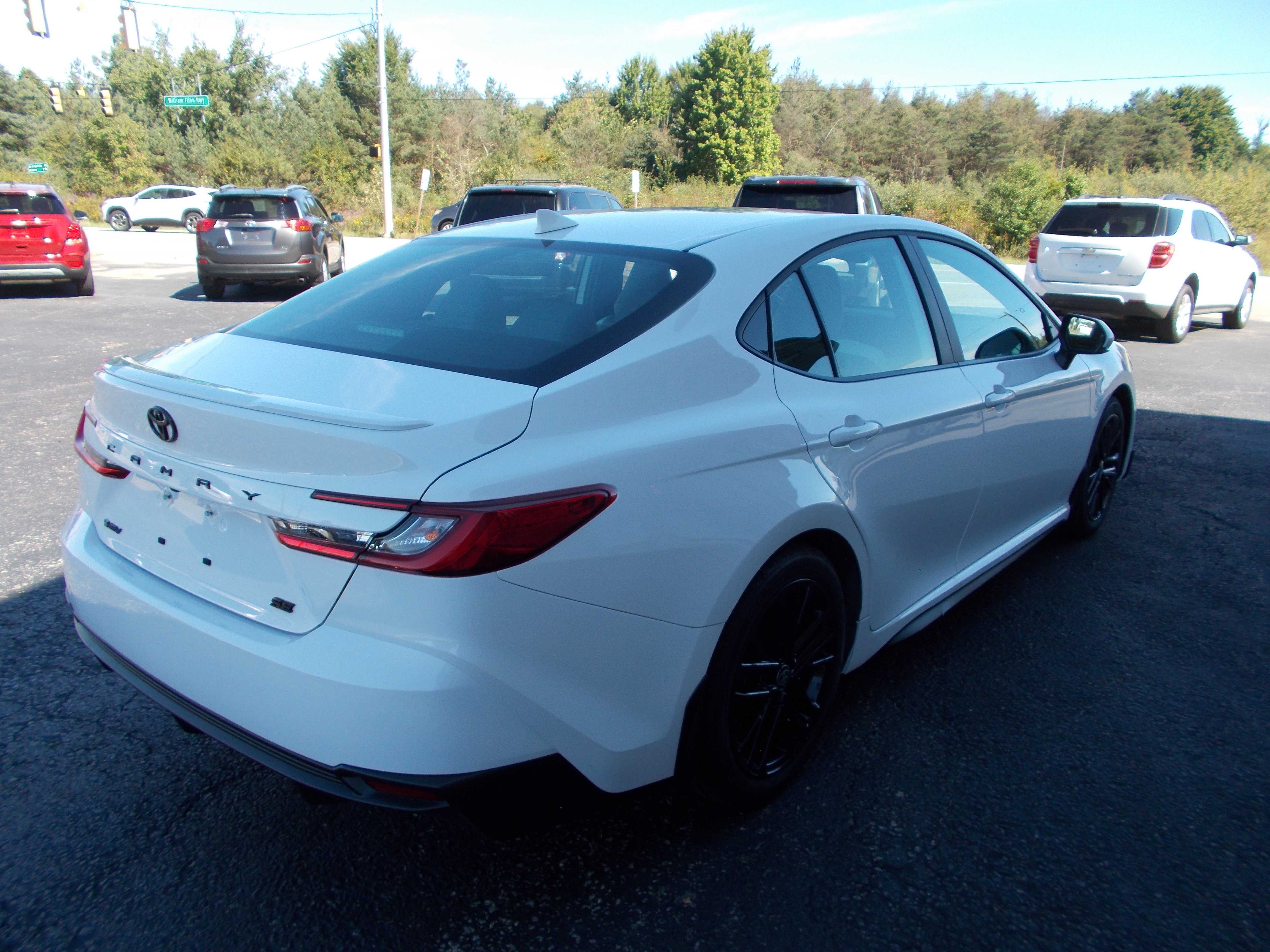Used 2025 Toyota Camry SE Hybrid FWD image 5