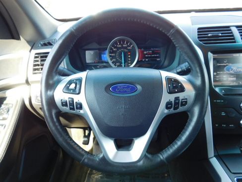 Used 2014 Ford Explorer XLT image 16