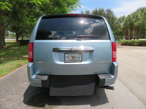 Used 2010 Chrysler Town & Country Touring FWD image 16