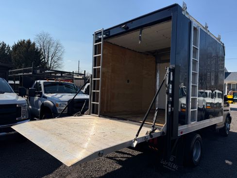 Used 2018 Chevrolet Express 3500 image 9