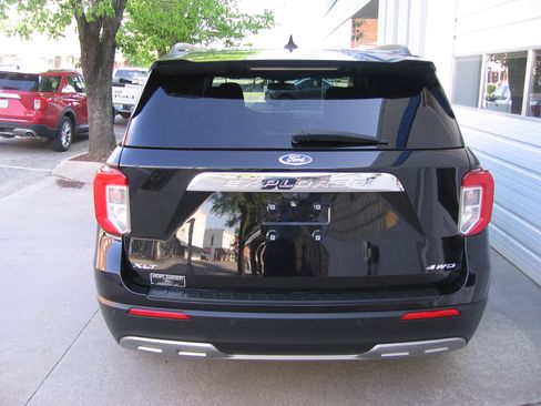 Used 2023 Ford Explorer XLT AWD/4WD image 4