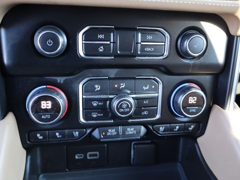 Used 2021 Chevrolet Suburban Premier image 36