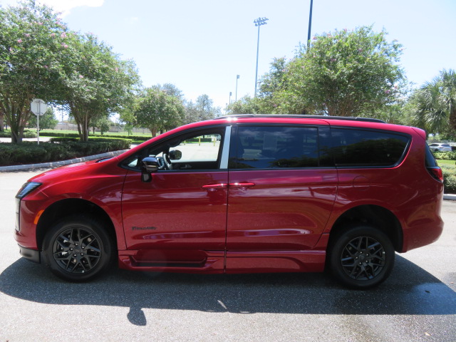 Used 2027 Chrysler Pacifica Select FWD image 13