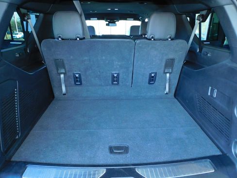 Used 2025 Chevrolet Suburban Z71 image 21