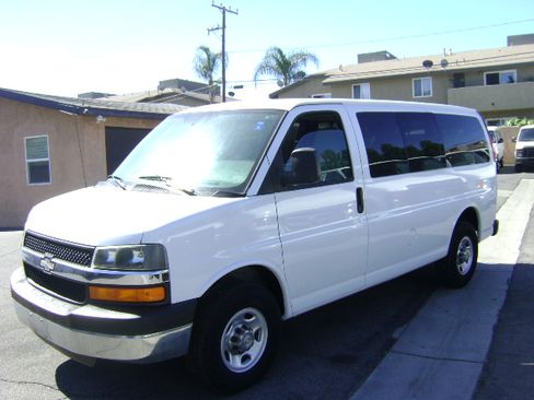 Used 2009 Chevrolet Express 3500 Passenger RWD image 4