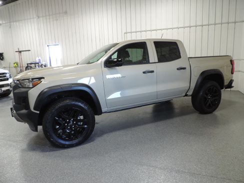 Used 2023 Chevrolet Colorado Trail Boss image 3