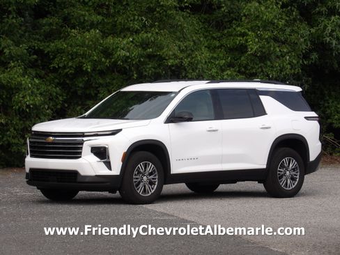 Used 2026 Chevrolet Traverse FWD LT image 1