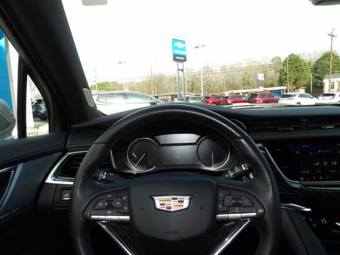 Used 2025 Cadillac XT6 Premium Luxury image 2