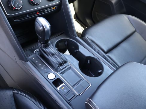 Used 2022 Volkswagen Atlas Cross Sport SE image 28