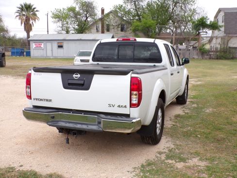 Used 2018 Nissan Frontier SV image 4