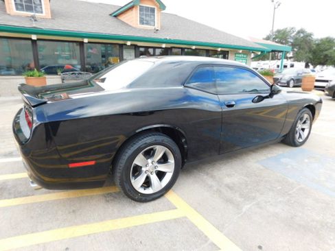 Used 2019 Dodge Challenger SXT image 9