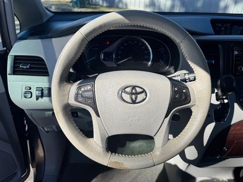 Used 2014 Toyota Sienna XLE image 12