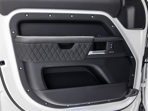 Used 2025 Land Rover Defender 110 X-Dynamic SE image 27