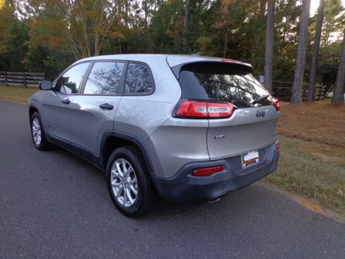 Used 2014 Jeep Cherokee Sport image 4