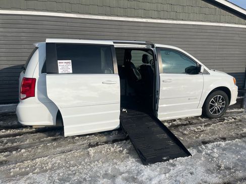 Used 2017 Dodge Grand Caravan SXT image 2