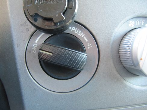 Used 2010 Toyota Tundra 4x4 CrewMax image 22