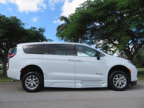 Used 2024 Chrysler Pacifica Touring-L FWD image 7