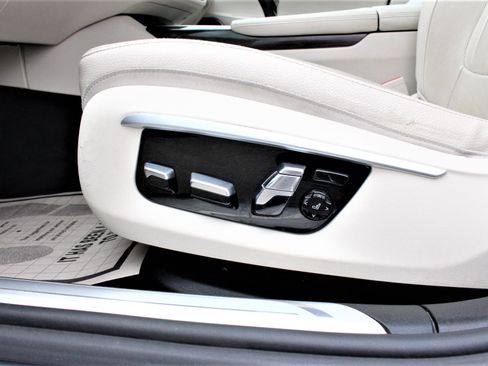 Used 2017 BMW 740i w/ Executive Package RWD image 9