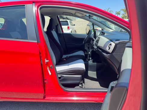 Used 2013 Toyota Yaris 4-Door Hatchback FWD image 18