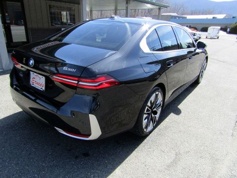 Used 2025 BMW 530i xDrive image 3