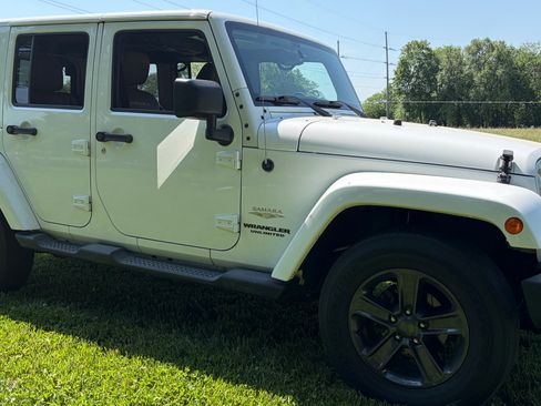 Used 2015 Jeep Wrangler 4WD Unlimited Sahara image 2