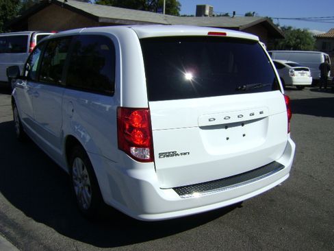 Used 2017 Dodge Grand Caravan SE image 5