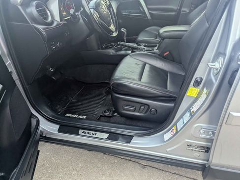 Used 2018 Toyota RAV4 SE image 6