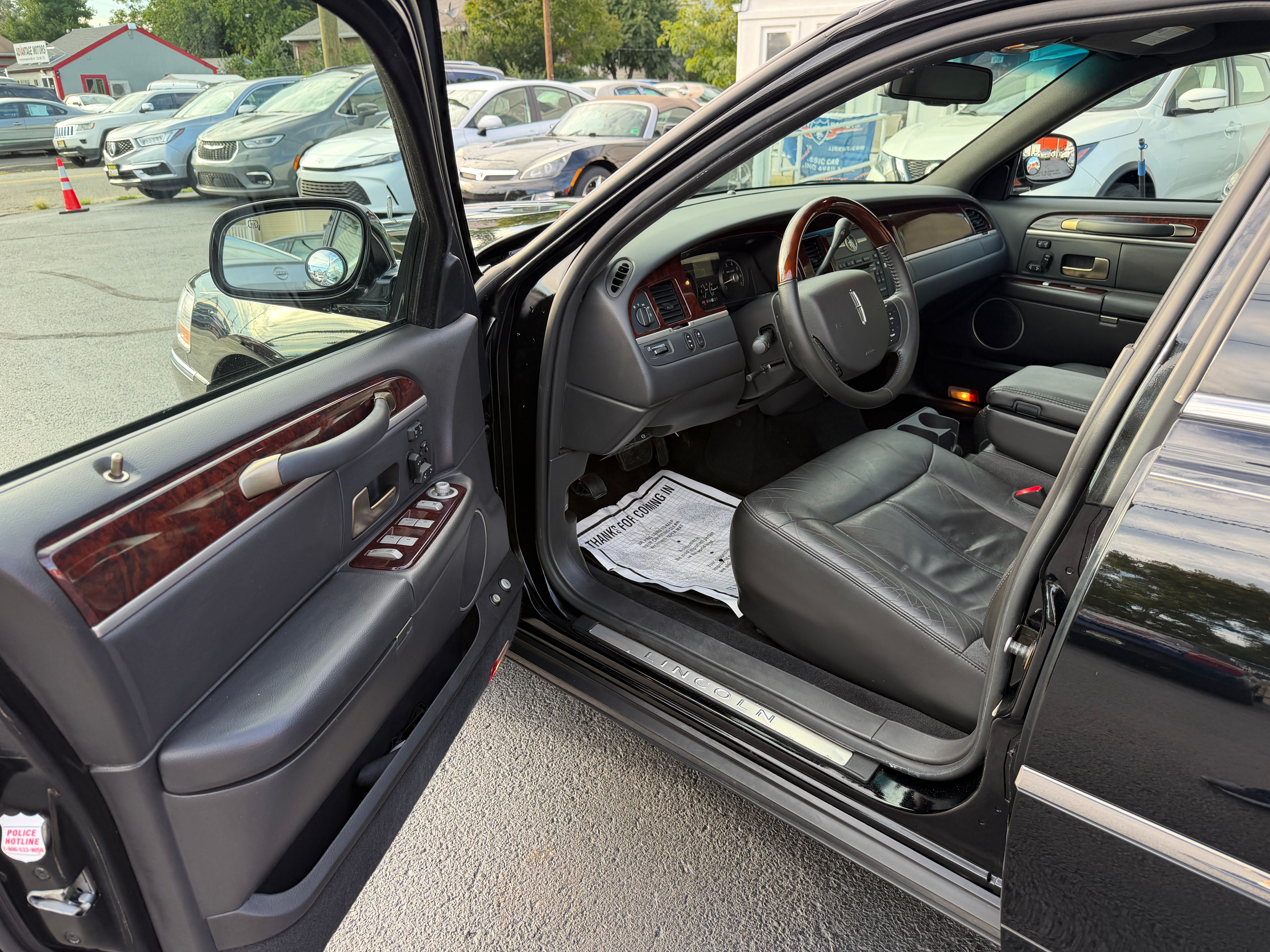 Used 2009 Lincoln Town Car Signature Limited RWD image 2
