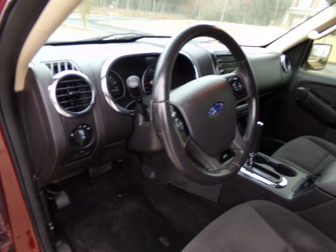 Used 2010 Ford Explorer XLT image 9