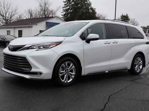 Used 2024 Toyota Sienna Platinum image 4