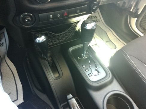 Used 2015 Jeep Wrangler 4WD Unlimited Sahara image 61