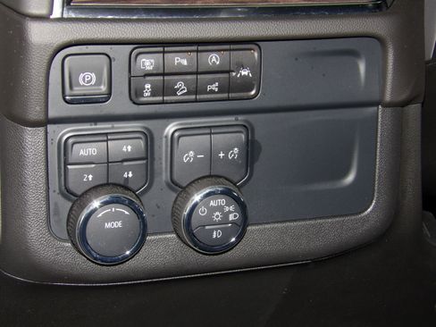 Used 2025 Chevrolet Suburban Z71 image 5