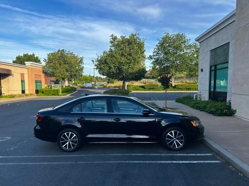 Used 2017 Volkswagen Jetta SEL w/ Cold Weather Package FWD image 5
