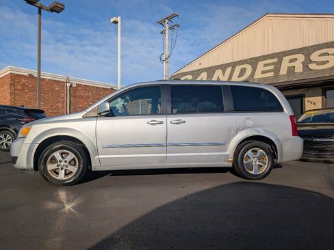 Used 2009 Dodge Grand Caravan SXT image 2