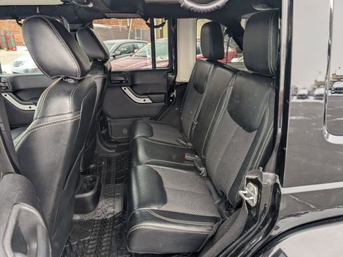 Used 2015 Jeep Wrangler Unlimited Sahara w/ Altitude image 8